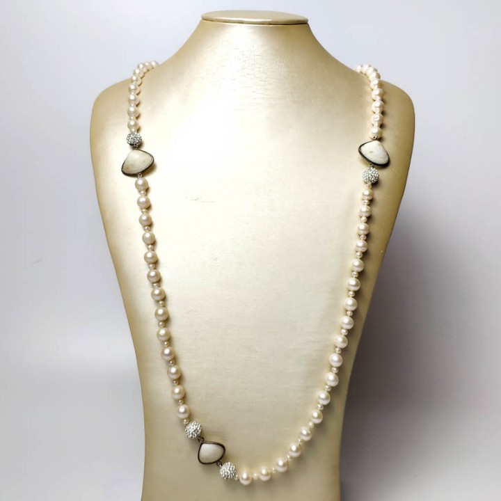 Large and small pearl necklace with 3 seashells